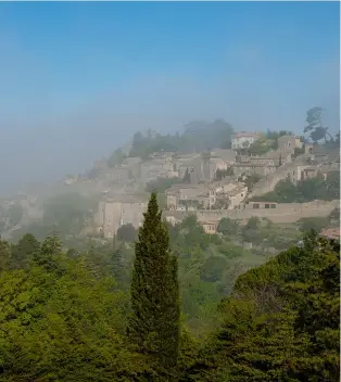  ??  ?? LA BRUME MATINALE se dissipe sur Bonnieux, l’un des plus beaux villages de France, construit à flanc de falaise.