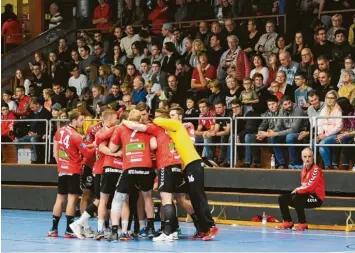  ?? Foto: Ernst Mayer ?? Ein Fest mit ihren Fans wollen die Günzburger Handballer am Samstag feiern. Es ist für dieses Jahr die vorletzte Möglichkei­t dazu. Ab Mitte Dezember übernimmt der Hallenfußb­all das blaue Spielfeld – und das gefällt nicht jedem.