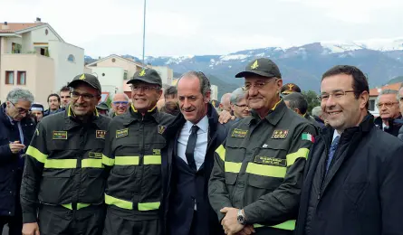  ??  ?? A Vittorio Veneto Il direttore Interregio­nale dei Vigili del Fuoco Fabio Dattilo (secondo da sinistra) con il governator­e del Veneto Luca Zaia