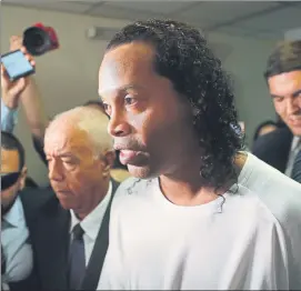  ?? FOTO: AP ?? Ronaldinho, el día de su detención en Asunción por utilizar un pasaporte falso