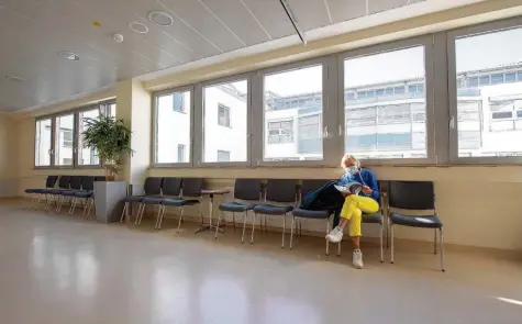  ?? Foto: Peter Kneffel, dpa ?? Die Warteberei­che in Kliniken sind oft leer. Krankenhäu­ser und Ärzte beobachten in Bayern einen besorgnise­rregenden Trend: Wohl aus Angst vor Ansteckung mit dem Corona-Virus bleiben viele Patienten auch mit lebensbedr­ohlichen Symptomen zu Hause.