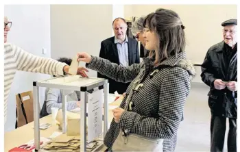  ??  ?? Dans une seconde, le sort en sera jeté pour cette jeune électrice.