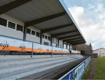  ?? Foto: Yannick Eibl ?? Die Zuschauert­ribünen bleiben – wie hier beim TSV Bäumenheim – auch weiterhin leer. Das bedeutet Umsatzeinb­ußen für die Sportverei­ne.