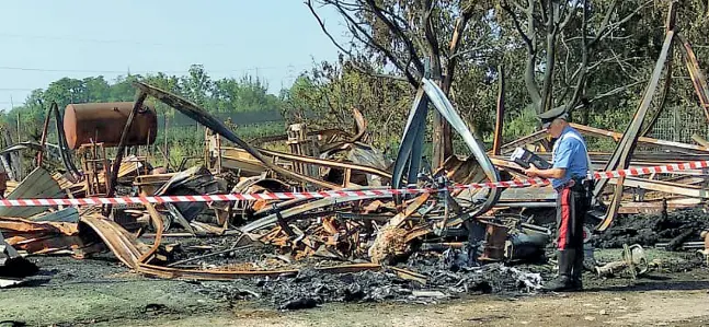  ?? (Sartori) ?? Rogo per vendetta I resti carbonizza­ti delle macchine agricole e della pensilina distrutte dall’incendio In basso, la specie di roulotte dove era stata ritrovata la borsa di Malgorzata