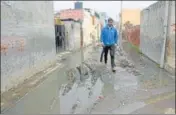  ?? HT PHOTO ?? ■
People wade through slush in Rohtak’s Banyani village.