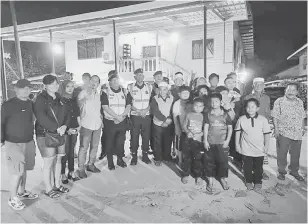  ??  ?? DISAMBUT BAIK: Penduduk Kampung Tebonggon bergambar bersama pegawai dan anggota polis pada Program Rondaan Komuniti Kemasyarak­atan.