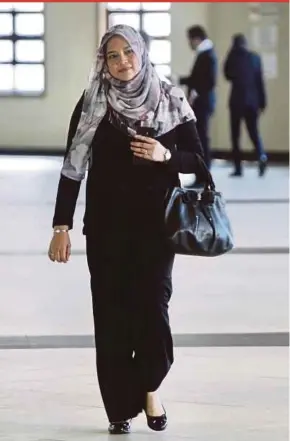  ?? PIC BY MOHD KHAIRUL HELMY MOHD DIN ?? Retirement Fund Inc vice-president (Legal and Secretaria­l Department) Azlida Mazni Arshad arriving at the High Court in Kuala Lumpur yesterday.