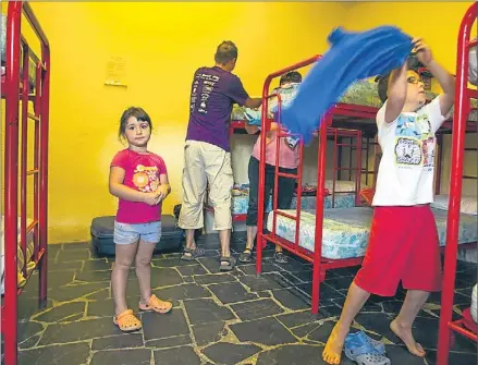  ?? LLIBERT TEIXIDÓ ?? Hacer las camas, una de las tareas que comparten niños y mayores