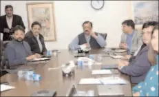  ?? -APP ?? LAHORE
Special Assistant to the Prime Minister for Industry and Production Tasneem Ahmad Qureshi presiding over a meeting during his visit to SMEDA, office.