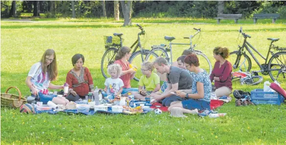  ?? FOTO: ULRICH WAGNER ?? Picknick? Für Heidi Lechner (links) und ihre Freunde ist das jedes Mal ein großes Vergnügen. Sie treffen sich regelmäßig im Wittelsbac­her Park in Augsburg.