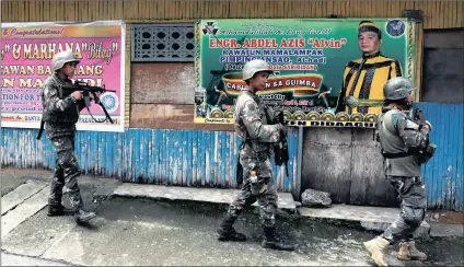  ?? PICTURE: REUTERS ?? Government soldiers fighting the Maute group advance their position in Marawi City, Philippine­s, yesterday.