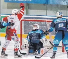  ?? FOTO: CHRISTIAN FLEMMING ?? Wie am Freitag gegen Regensburg (weißes Trikot) jubelte am Sonntag mit Rosenheim erneut der Lindauer Gegner.