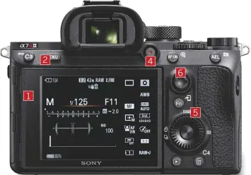  ??  ?? Een scharniere­nd touchscree­n is op zich geen wereldprim­eur, maar wél als die op een fullframe DSLR te vinden is.
Druk op de C3-toets om foto’s bij het bekijken te blokkeren. Zo kun je ze niet per ongeluk weggooien.
De synchronis­atietijd voor externe...