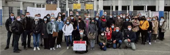  ?? (Photo B. G.-C.) ?? Ils étaient nombreux à se rassembler hier, pour manifester leur désaccord.