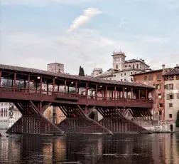  ??  ?? Simbolo della città Il Ponte degli Alpini al centro dei lavori di consolidam­ento