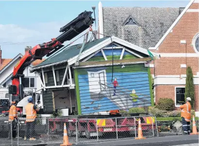  ?? PHOTO: STEPHEN JAQUIERY ?? On the move . . . A crane lifts the bus shelter in Drivers Rd, Maori Hill, from its foundation­s yesterday.