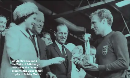  ??  ?? Sir Stanley Rous and WKH 'XNH RI (GLQEXUJK
look on as the Queen presents the Jules Rimet trophy to Bobby Moore