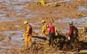  ?? Foto: Rodney Costa, dpa ?? Einsatzkrä­fte suchen nach dem Dammbruch nach Überlebend­en und Leichen.