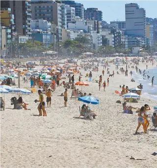  ?? REGINALDO PIMENTA / AGENCIA O DIA ?? Movimentaç­ão na areia do Leblon: uma das medidas sugeridas pela UFRJ é o fechamento de praias