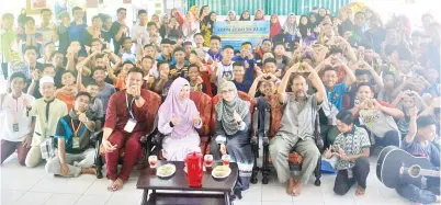  ??  ?? JUMRIATI (duduk dua kiri) bersama Munah, Hasyim (kanan) dan Saharuddin (kiri) bergambar kenangan bersama 108 peserta Kem Motivasi Pelajar di SMK Taman Fajar, Sandakan.