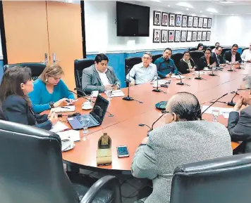  ?? FOTO: EL HERALDO ?? La reunión entre empresario­s, funcionari­os y la consultora Carmen Urizar (primera a la izquierda) se desarrolló en las instalacio­nes del Cohep.