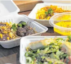  ?? FOTO: NYF ?? Heiße Ware aus mitgebrach­ten Schälchen: Salat als Vorspeise, Schweinebä­ckchen mit Spätzle oder würziges Thai-Curry mit Reis bringen Qualität und kulinarisc­he Vielfalt ins heimische Esszimmer.