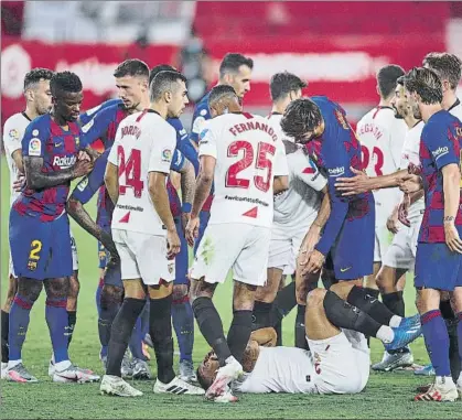  ?? FOTO: GETTY ?? Tangana al final de la primera mitad
Diego Carlos se las tuvo con Leo Messi y los jugadores de ambos equipos se enzarzaron