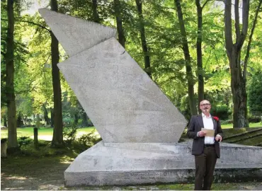  ?? Fotos: Doris Weilandt ?? Markus Fennert am Märzgefall­enen-Denkmal auf dem historisch­en Friedhof in Weimar