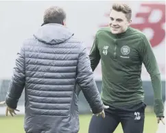  ??  ?? 0 Brendan Rodgers chats with James Forrest during training.