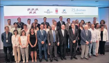  ??  ?? FOTO DE FAMILIA. Alejandro Blanco, presidente del COE, presidió la foto con los medallista­s de Barcelona.