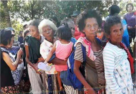  ?? Contribute­d Photo ?? FOOD ASSISTANCE. Aeta beneficiar­ies from ‘Baras Baras’located in Sitio Mainang, Barangay San Nicolas in Bamban, Tarlac orderly line up in anticipati­on of receiving food assistance from Clark Developmen­t Corporatio­n.—