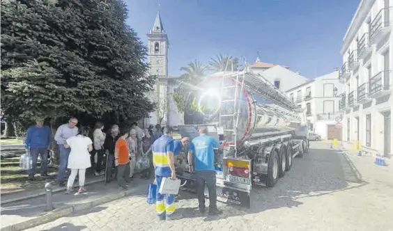  ?? RAFA SÁNCHEZ ?? Un camión cisterna reparte agua en Pozoblanco, en una imagen de este mismo martes.