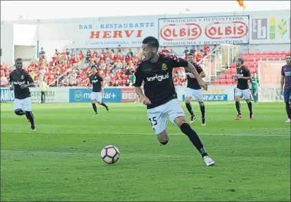  ?? FOTO: LOF ?? Juan Antonio Delgado Se vació en el campo hasta que fue sustituido por el técnico Vicente Moreno en la segunda mitad en El Alcoraz