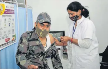  ?? SUNIL GHOSH/HT ?? A CISF personnel gets the Covid-19 vaccine at a Noida hospital on Thursday.