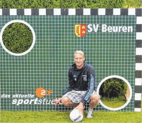  ?? FOTO: SCHWÄRZLER ?? Mit Chris Karrer hat es erstmals ein Fußballer aus dem Bezirk Bodensee-Oberschwab­en zum Torwanddue­ll ins ZDF-Sportstudi­o geschafft.