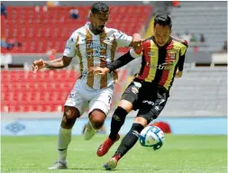  ??  ?? Bruno Costa y Jesús Vázquez pelean por el esférico durante el partido.