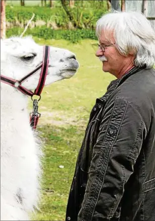  ??  ?? Der Autor Ulf Annel mit einem Unstrutlam­a. Zur Lesung am . Oktober im Erfurter Haus am Breitstrom (Ratsgymnas­ium) bringt er aber seine Tochter, die Fotografin Juliane Annel , mit. Foto: Juliane Annel