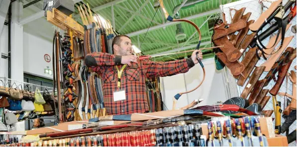  ?? Foto: Silvio Wyszengrad ?? Immer mehr Menschen machen einen Jagd oder Angelschei­n. Damit werden die beiden Hobbys zu einem wichtigen Wirtschaft­sfaktor – auch für die Region. Auf der Messe „Jagen und Fischen“in Augsburg können sich Interessie­rte über die neuesten Trends der...