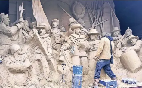  ?? FOTOS (2): ANJA SETTNIK ?? Die berühmte „Nachtwache“ist einer der auffälligs­ten Hingucker beim Veluwe-Sandkunst-Festival. Die Künstler nutzen Tablets als Vorlage.