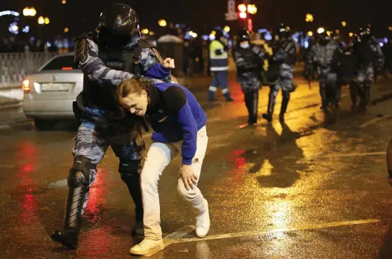  ?? FOTO: PAVEL GOLOVKIN/TT-AP ?? Poliser och demonstran­ter drabbade samman i Moskva på lördagen.