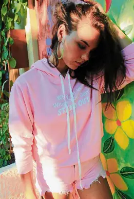  ??  ?? Catriona Gray wears hoop earrings, Aldo; statement hoodie, cropped denim shorts in pink, American Eagle Outfitters