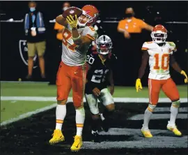  ?? ETHAN MILLER — GETTY IMAGES ?? Tight end Travis Kelce of the Chiefs is wide open in the end zone and makes the winning touchdown reception Sunday as Raiders cornerback Damon Arnette looks on.