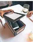  ?? FOTO: ELEVEN MADISON PARK ?? Die edlere Variante der Handy-Box in einem New Yorker Sterne-Restaurant.
