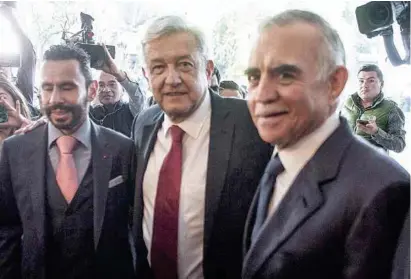  ??  ?? REUNIÓN. López Obrador (centro) y su asesor Alfonso Romo (der.) estuvieron con miembros del Consejo de la Comunicaci­ón.