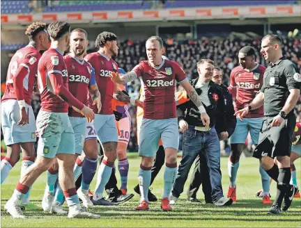  ?? CARL RECINE / REUTERS ?? Culpable. Paul Mitchell, hincha del Birmingham (chaqueta negra) aceptó haber entrado a la cancha a agredir a Jack Gearlis en el clásico en el segundo derbi de Reino Unido.