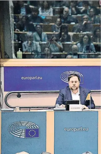  ??  ?? Escaparate. Imagen de la conferenci­a ofrecida por Puigdemont, Junqueras y Romeva en el Parlamento Europeo el 24 de enero del 2017
