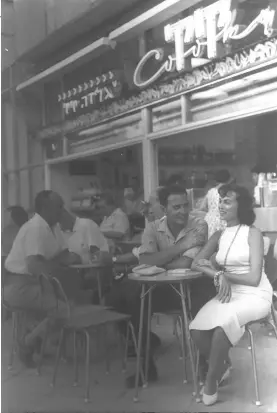  ?? (Fritz Cohen) ?? OUT FOR the evening on Dizengoff, 1958.