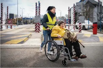  ?? ?? Maia, 85 ans,
traverse la frontière aidée par une bénévole. Elle sera logée provisoire­ment
à Palanca. L’octogénair­e n’avait jamais quitté le pays.