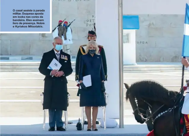  ??  ?? O casal assiste à parada militar. Duquesa aposta em looks nas cores da bandeira. Eles assinam livro de presença. Nobre e Kyriakos Mitsotakis.