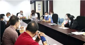  ??  ?? MEETING ON VAX ROLLOUT. Mayor Carmelo 'Pogi' Lazatin, Jr. called for a meeting with the city’s COVID-19 Vaccinatio­n committee on April 5, 2021 to iron out issues in the vaccinatio­n procedure, in order to ensure an efficient roll-out of the vaccines. Prior to the said meeting, all participan­ts underwent an antigen test, in observance of the city’s safety and health protocols against COVID-19. (Angel es City Informatio­n Office)